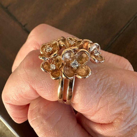 Rose Gold Large Flower Ring. Set in Stainless Steel. Size 8. - Picture 2 of 9